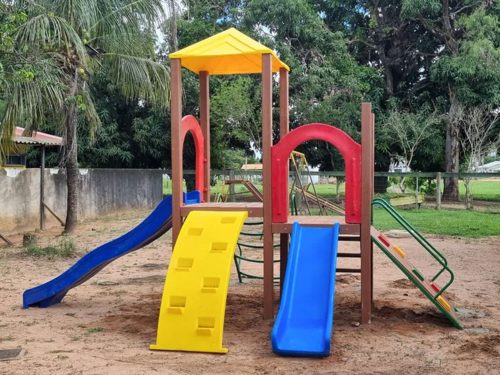 Playground infantil Escola Municipal Cachoeira do Ronuro