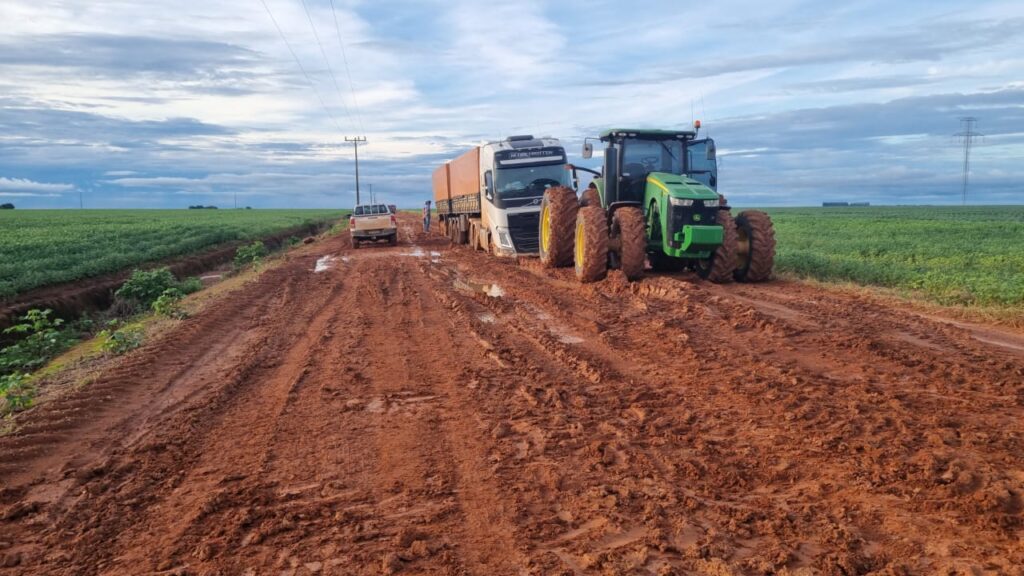 Resgate de caminhão atolado em estrada de Piratininga em Boa Esperança do Norte