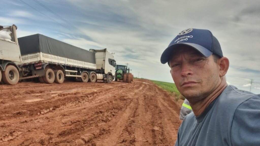 Vereador Sidiney Piratininga acompanha resgate de caminhão em atoleiro na estrada próxima a Fazenda Estrela em Boa Esperança do Norte