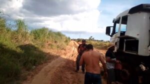 Caminhoneiros sofrem com atoleiros em estrada do Piratininga