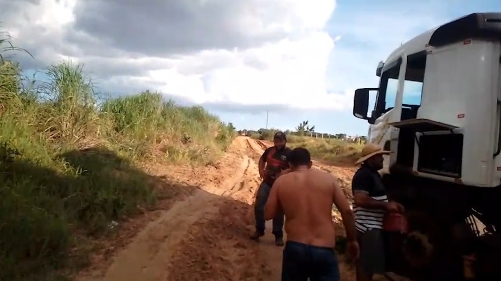 Caminhoneiros sofrem com atoleiros em estrada do Piratininga