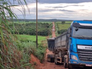 Caminhão fica preso e bloqueia estrada rural de Boa Esperança