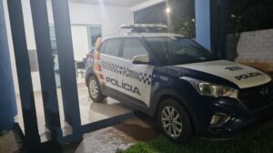 Mulher denuncia agressão e acaba presa por mandado pendente