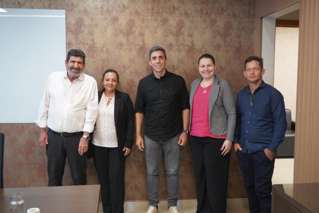 A reunião aconteceu em Cuiabá no dia 11/03. Na foto, estão o deputado estadual Dr. João (MDB), os vereadores da Bancada da Esperança e o secretário estadual de Educação, Alan Porto.