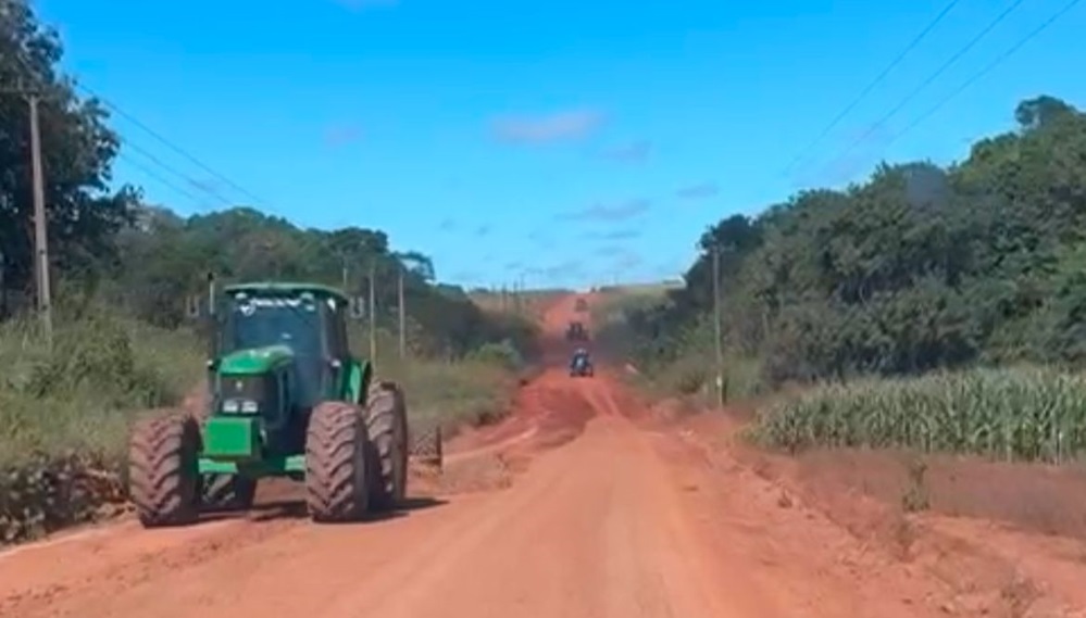 Produtores de Boa Esperança recuperam estrada com união