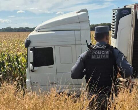 Caminhão invade lavoura de milho na MT-140, em Boa Esperança