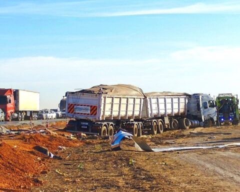 Batida entre ônibus e carreta deixa 11 mortos na BR-163, em MT