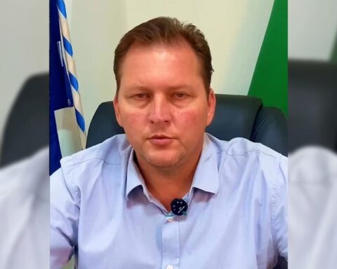 Calebe fala de cobranças e anuncia posto de apoio dos Correios