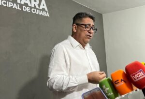 Ananias Filho critica Mauro Mendes por resposta a Carlos Bolsonaro