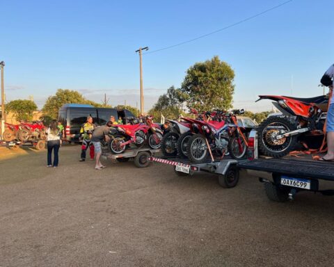 Trilhão de Motocross reúne dezenas de praticantes na Água Limpa