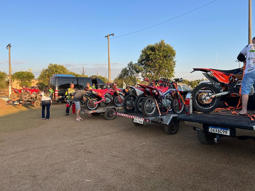 Trilhão de Motocross reúne dezenas de praticantes na Água Limpa