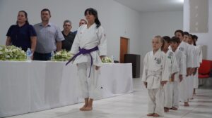 Atletas recebem faixas amarelas de karatê em Boa Esperança