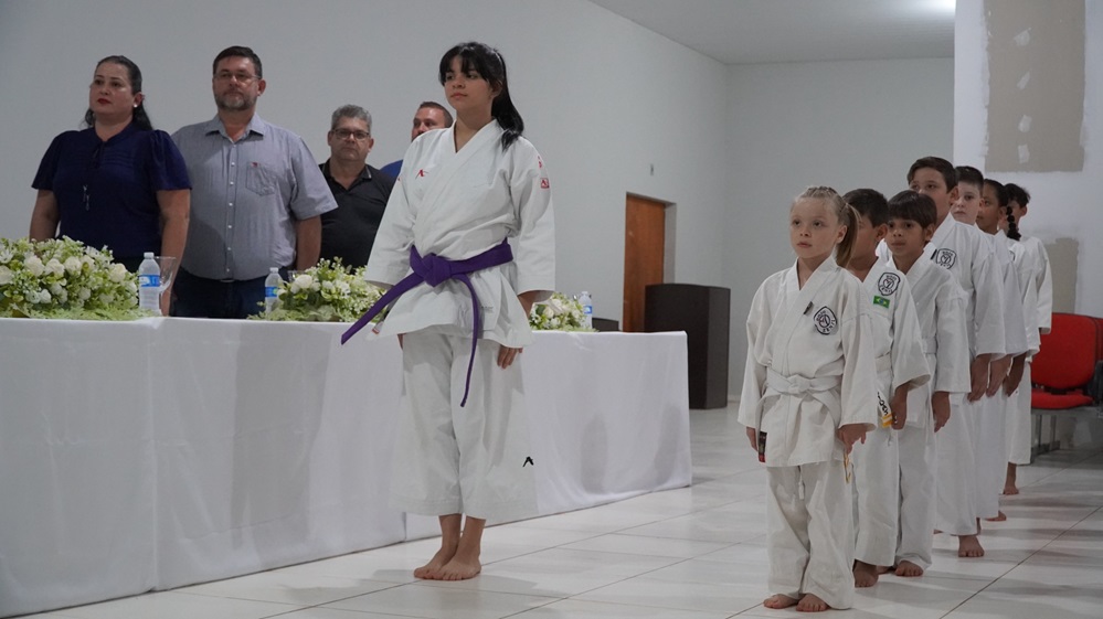 Atletas recebem faixas amarelas de karatê em Boa Esperança