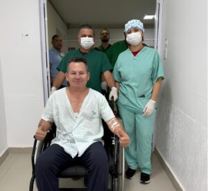Mauro Mendes recebe alta após queda em vistoria