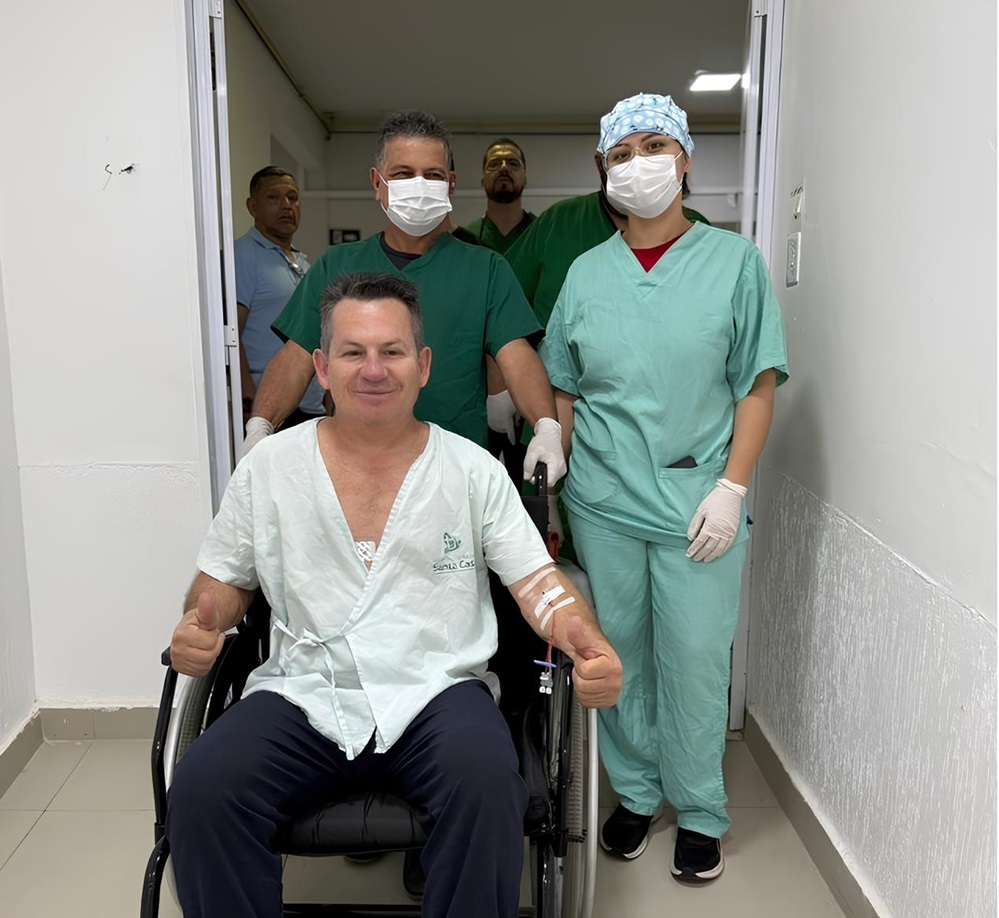 Mauro Mendes recebe alta após queda em vistoria
