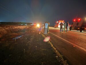 Homem morre atropelado após pane em carro na BR-242