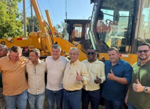 Boa Esperança recebe motoniveladora com apoio de Jayme Campos