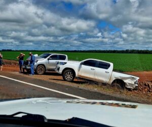 Acidente entre caminhonetes assusta moradores na zona rural