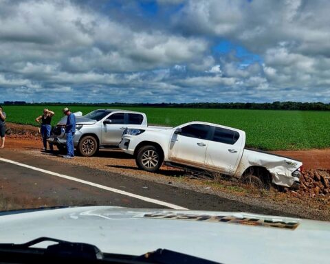 Acidente entre caminhonetes assusta moradores na zona rural