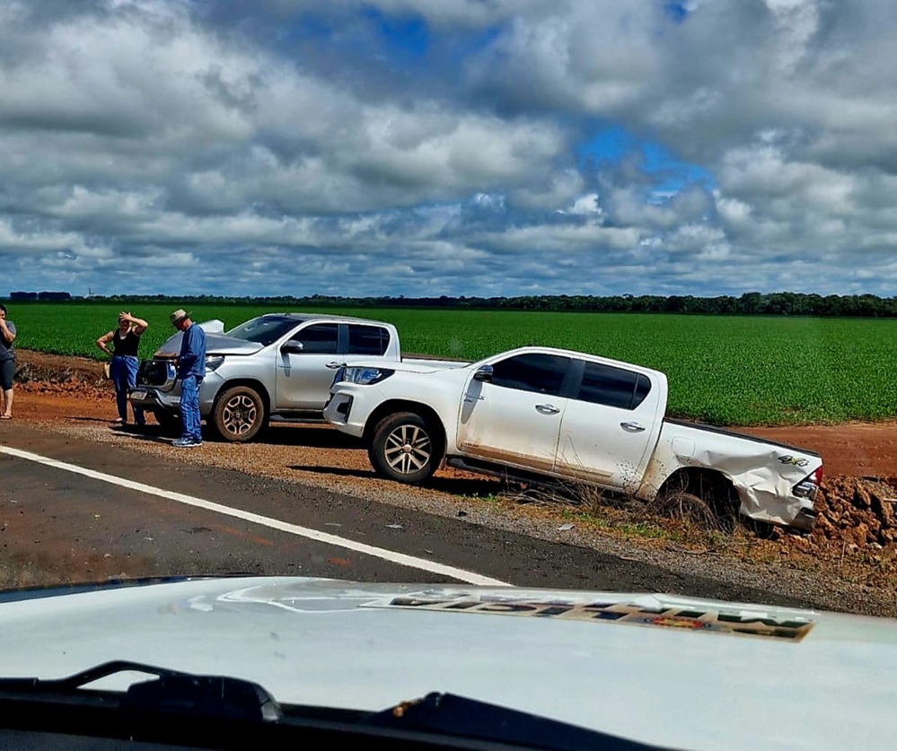 Acidente entre caminhonetes assusta moradores na zona rural