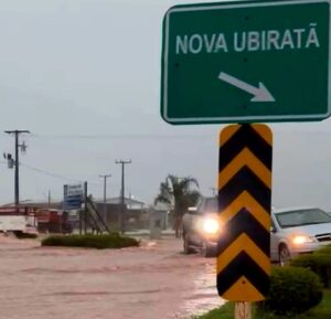 Chuva forte volta a Nova Ubiratã e alaga ruas após tempo de estiagem