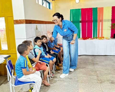 Crianças de CEMEI aprendem ciclo das plantas de forma divertida