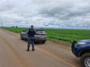 Carro roubado é apreendido na Água Limpa; casal é detido