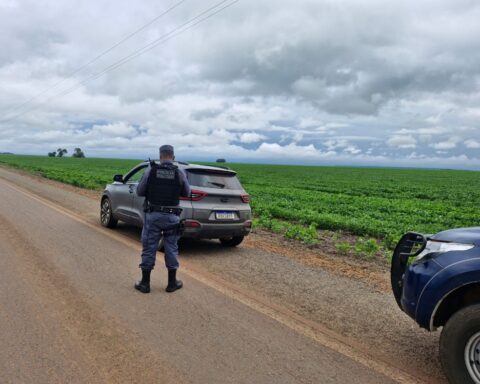 Carro roubado é apreendido na Água Limpa; casal é detido