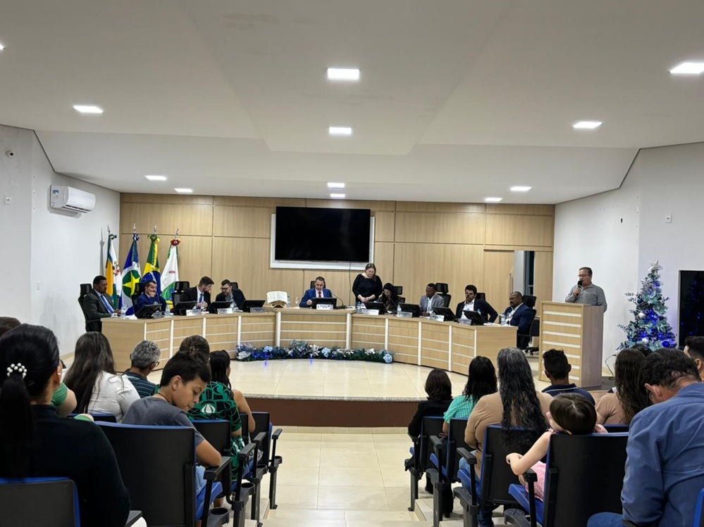 Prefeito e vice participam da última sessão legislativa do ano em Nova Ubiratã