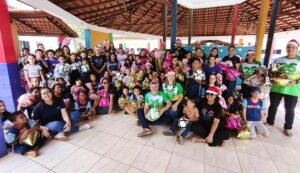 Prefeitura Municipal entrega brinquedos para crianças em Trivelato