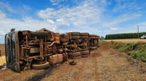 Carreta tomba na entrada do Parque Água Limpa