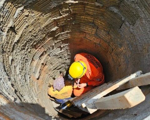 Bombeiros resgatam mulher que caiu em poço em obra