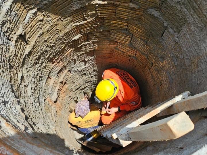 Bombeiros resgatam mulher que caiu em poço em obra