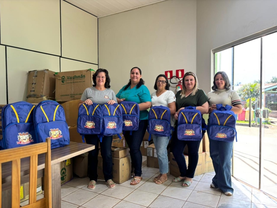 Nova Ubiratã entrega mochilas escolares para alunos da rede pública