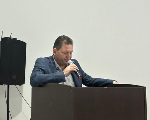 Calebe reconhece dificuldades e reforça compromisso social