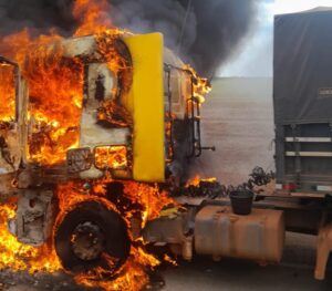 Caminhão carregado com soja pega fogo próximo a Nova Ubiratã