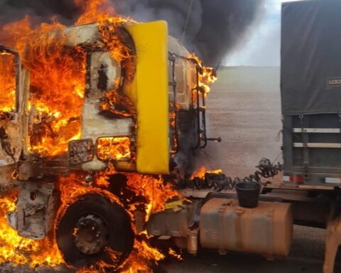 Caminhão carregado com soja pega fogo próximo a Nova Ubiratã