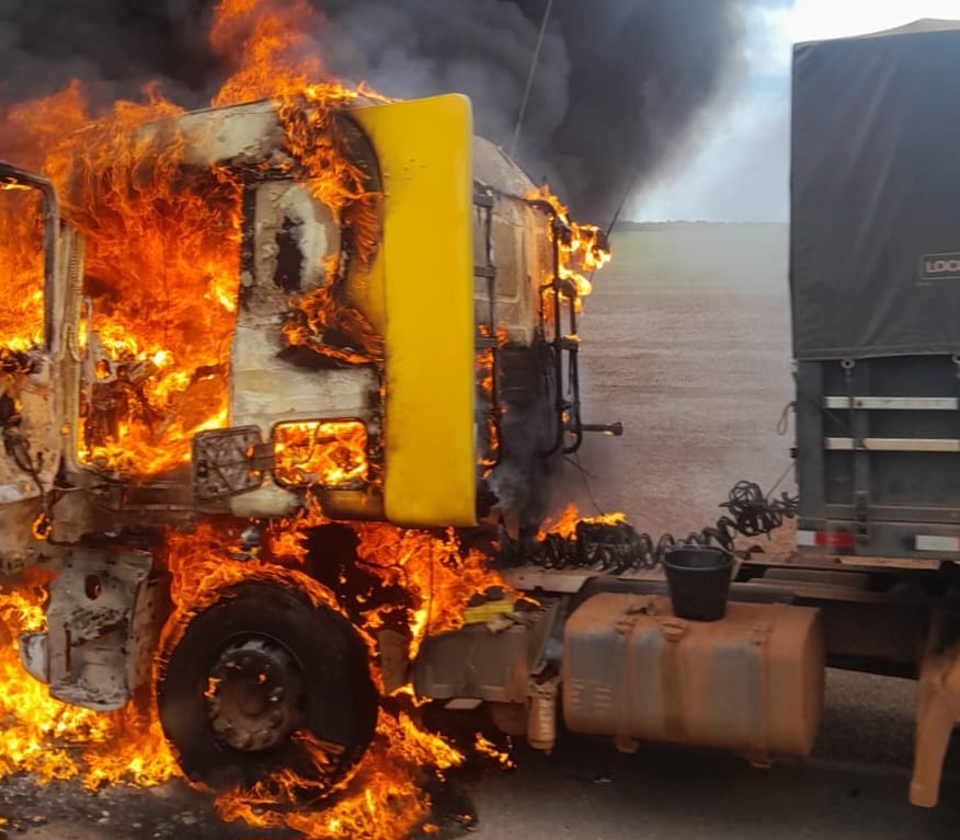Caminhão carregado com soja pega fogo próximo a Nova Ubiratã