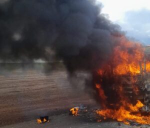Curto-circuito pode ter causado incêndio em caminhão na MT-242