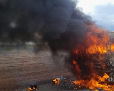 Curto-circuito pode ter causado incêndio em caminhão na MT-242