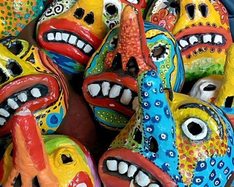 ‘Olha a Crônica de Carnaval do Passarinho, aí, geeente!’