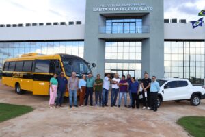 Prefeitura entrega veículos para Educação e Meio Ambiente