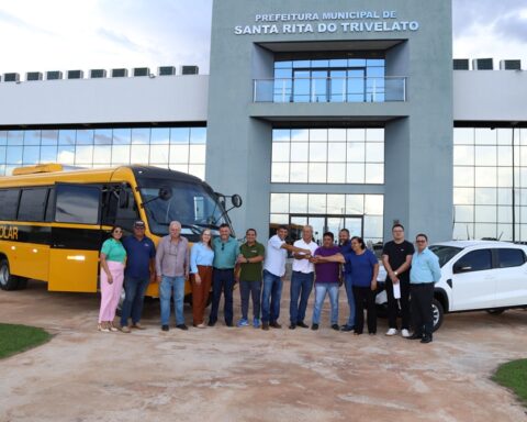 Prefeitura entrega veículos para Educação e Meio Ambiente