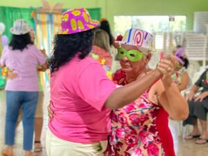 Carnaval do SCFV anima pessoas idosas em Nova Ubiratã