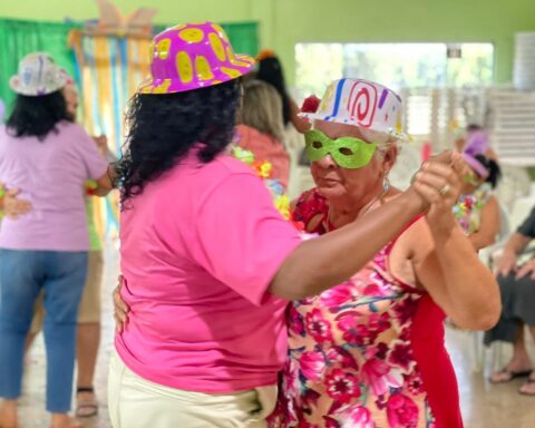 Carnaval do SCFV anima pessoas idosas em Nova Ubiratã