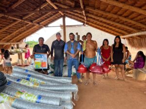 Prefeitura de Nova Ubiratã entrega pintainhos em aldeia indígena