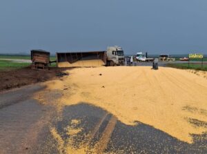 Caminhão com milho tomba no trevo do distrito da Água Limpa