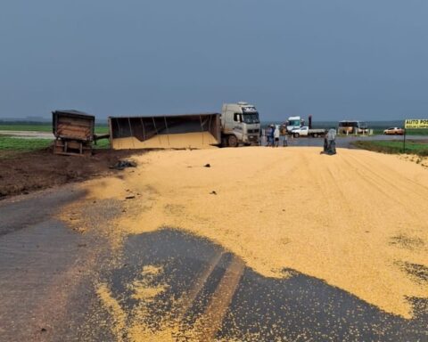 Caminhão com milho tomba no trevo do distrito da Água Limpa