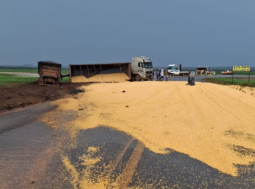 Caminhão com milho tomba no trevo do distrito da Água Limpa