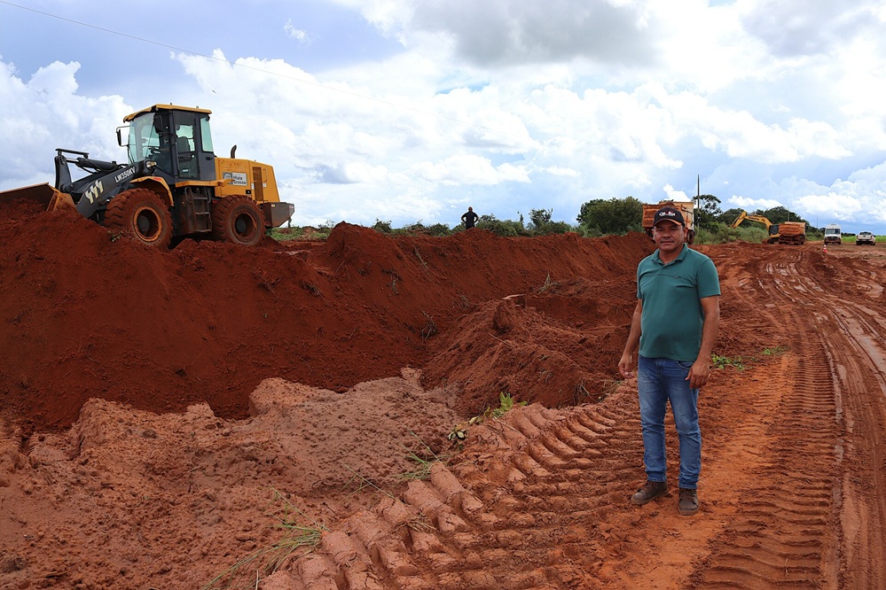 Manutenção de estradas municipais avança em Trivelato